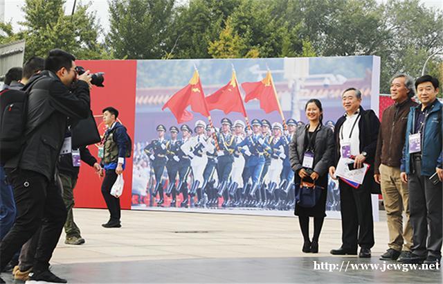 “腾飞的民族 辉煌的成就”全国主流媒体新闻摄影作品展在京开幕