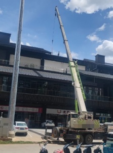 在大型的建筑工地施工过程中，吊车作业有哪些安全操作规范？